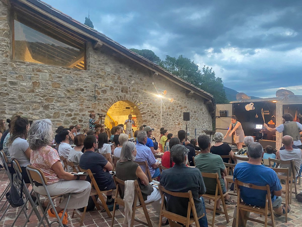 UdelBac's tweet photo. Moltes gràcies a tothom qui es va acostar per descobrir "les Orelles de Bach!";  va ser un capvespre fantàstic!
Ens retrobem a la propera 🫶

🌿https://t.co/Wyxb6vYgUj

#üdelbac #refugielbagatell #valldelbac #valldebianya #altagarrotxa #culturaalsafores #Llongarriu https://t.co/6Ijxben2gU