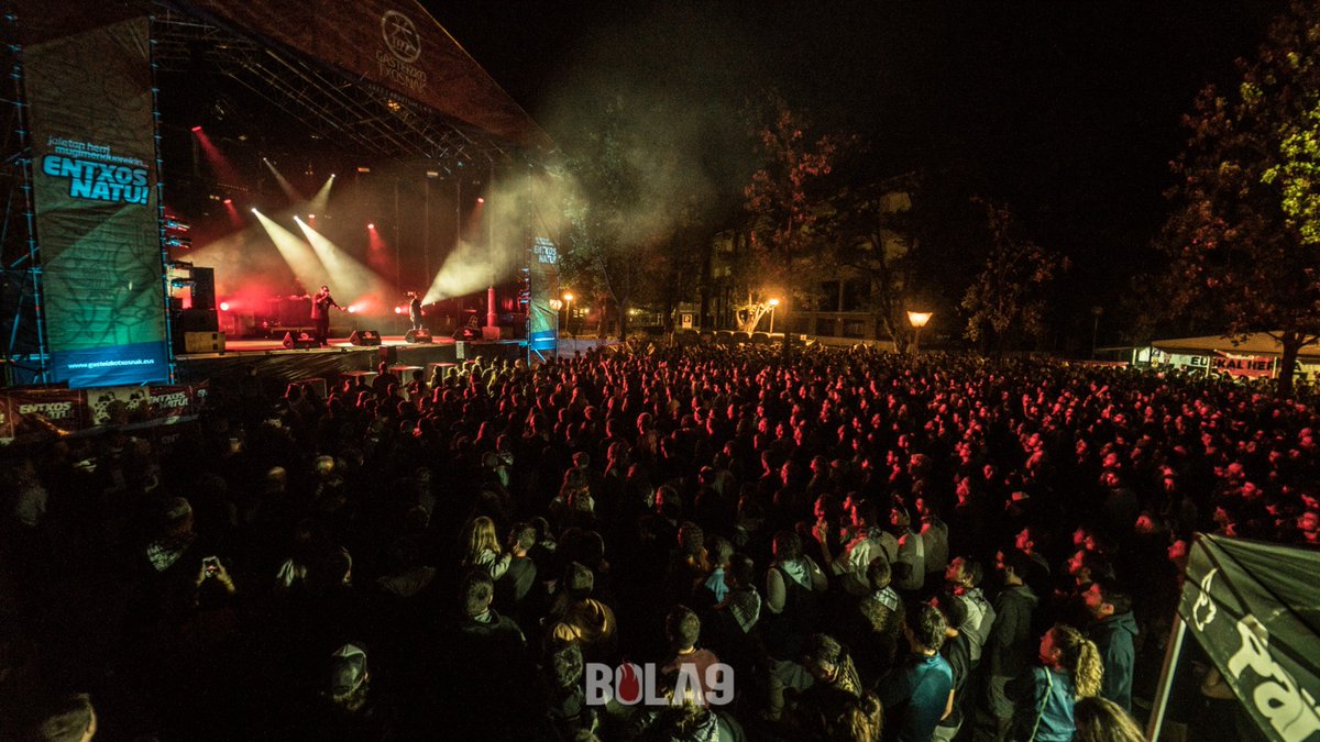 bolanueve_music's tweet photo. Así disfrutamos del concierto de @chikosdelmaiz en el Gasteizko Txosnak
Y no podemos dejar de compartir estos fotones de @AMakedaMk 📸
¡Tremendo bolazo! 🔥
__
#lcdm #yesfuture #bolanueve https://t.co/KsipuAUxoM