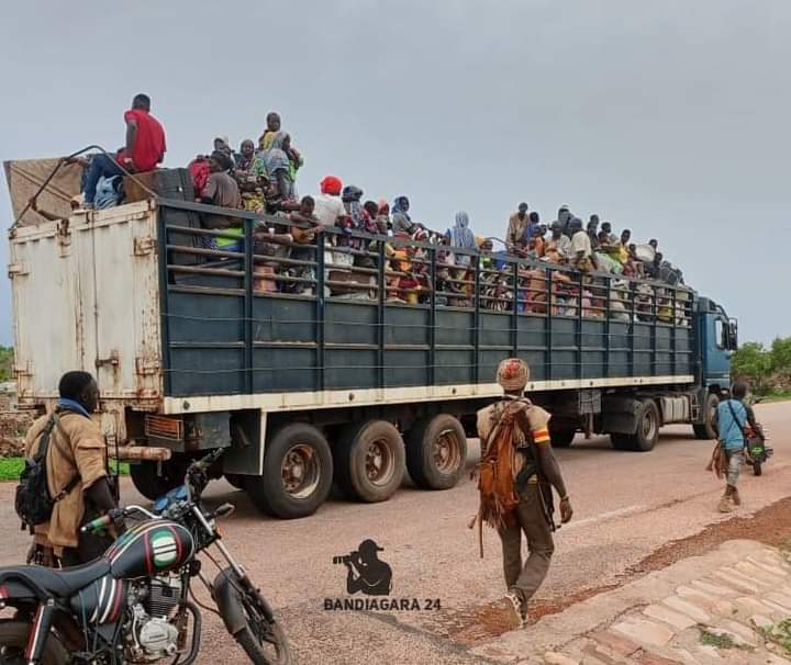 BocaryGUINDO's tweet photo. 🔴En réaction à la multiplication des massacres et déplacements massives des populations, et après plusieurs démarches auprès des autorités locales pour circonscrire la #terreur, les forces vives de #Bandiagara décrètent une marche ville morte demain 09/08/2023
#Bodio #Gan #Mali https://t.co/9yaJqyVEyJ