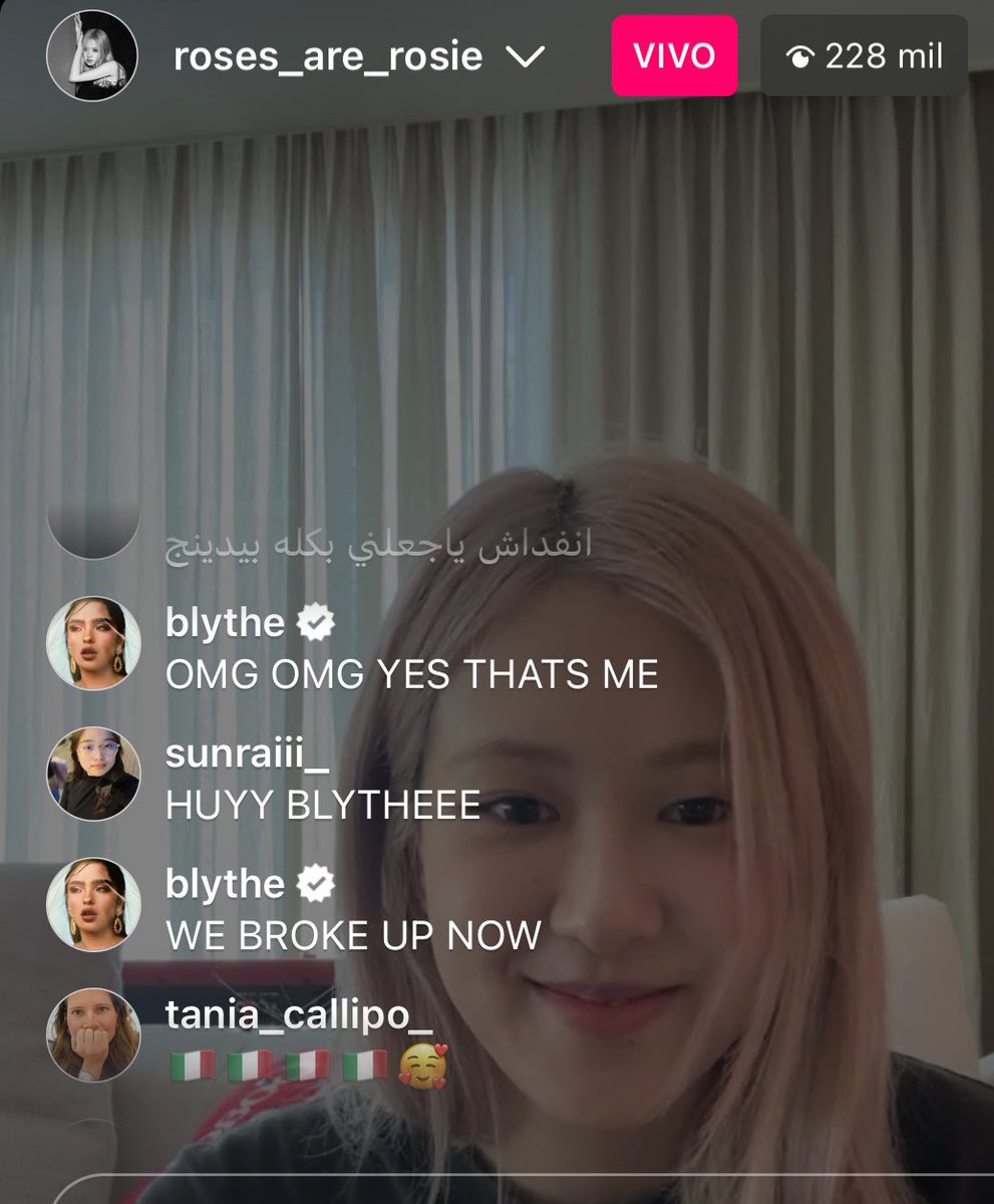misskoreaJisoo's tweet photo. La reacción de #Rosé cuando dijo que si se acordaba de la propuesta de Matrimonio y luego leyó el comentario que decía “terminamos ahora” para luego decir “hagamos como que no leímos eso” 🤣 https://t.co/q16udRaCq1