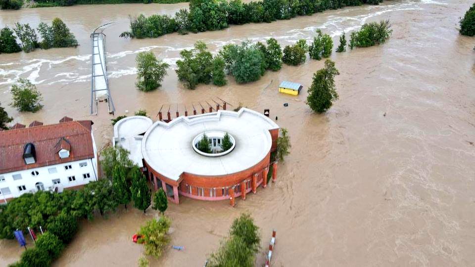 vahlc's tweet image. "Zahvaljujoč stroki, ki je našo knjižnico v Medvodah leta 1992 zgradila protipoplavno, na pilotih, smo na koncu ostali suhi in brez večje škode."

Direktor Igor Podbrežnik se strinja, da je neverjetno, kako so se izognili najhujšemu.