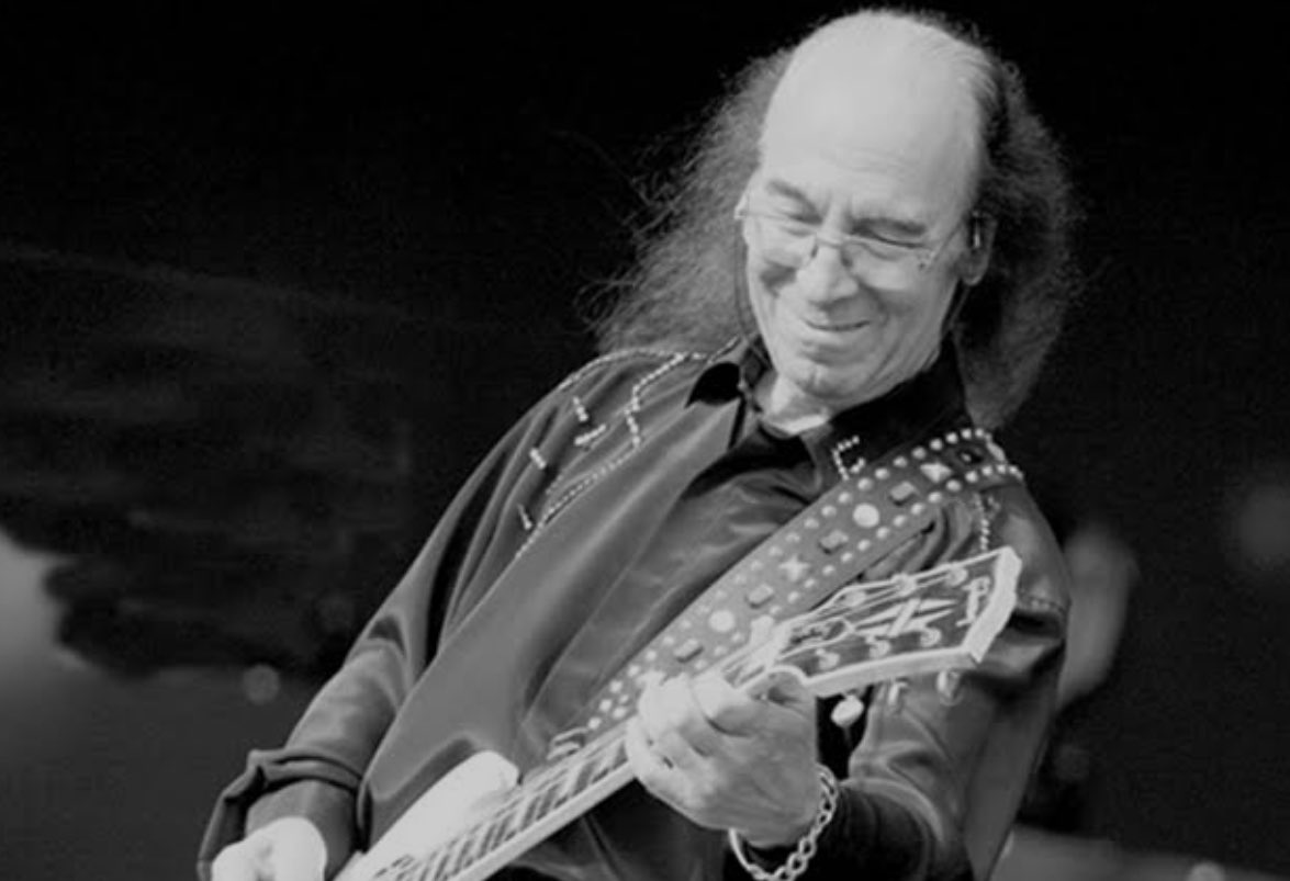 Erkin Koray 
Vardı,artık yok..
#ErkinKoray