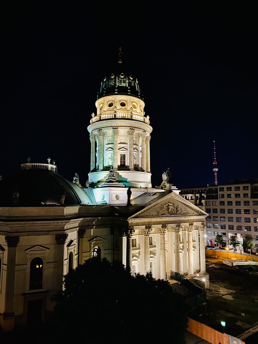 karenontour's tweet photo. Wie wäre es mit einer #Stippvisite in #Berlin ? Unsere dauerte zwei Nächte. Ausblick auf den #Dom am #Gendarmenmarkt https://t.co/PX78WyZUKc https://t.co/ivnG2exrSA