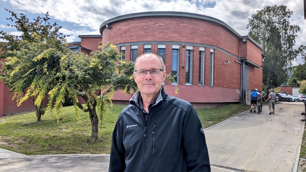 vahlc's tweet image. "Zahvaljujoč stroki, ki je našo knjižnico v Medvodah leta 1992 zgradila protipoplavno, na pilotih, smo na koncu ostali suhi in brez večje škode."

Direktor Igor Podbrežnik se strinja, da je neverjetno, kako so se izognili najhujšemu.