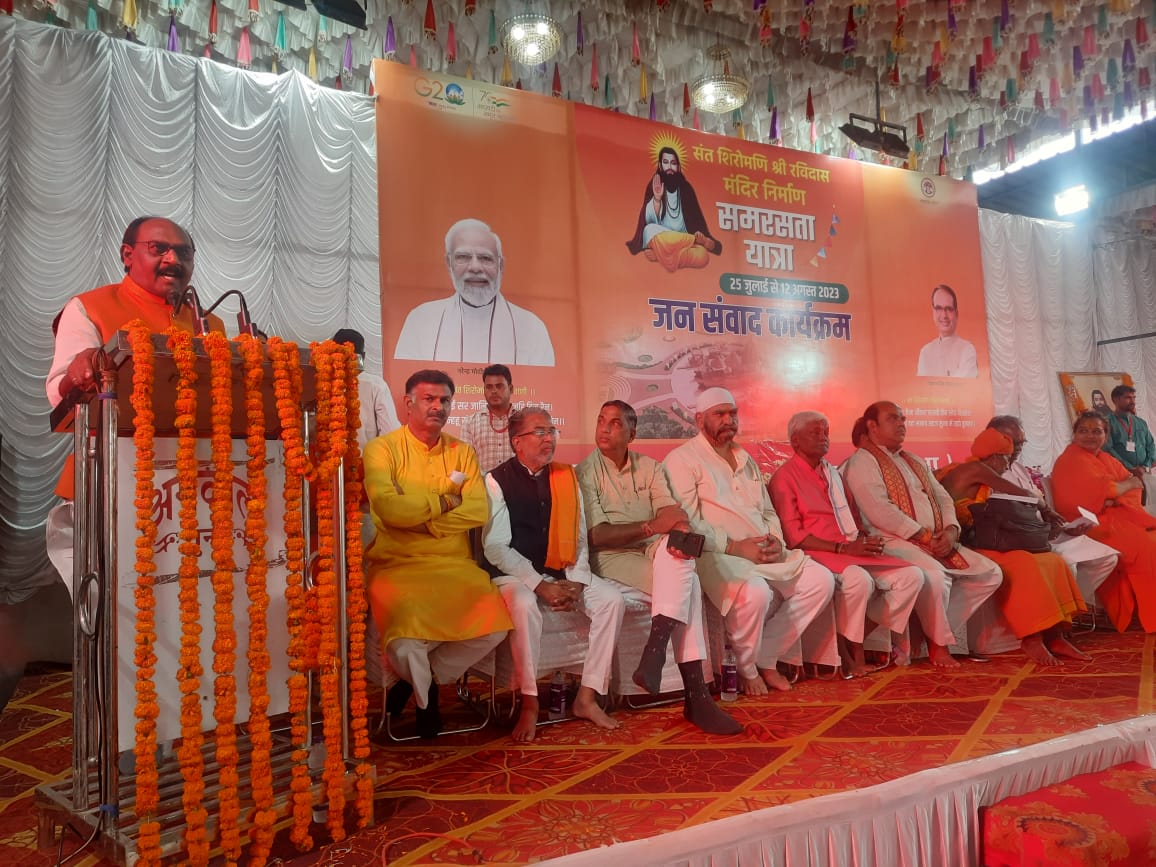 LalSinghArya's tweet photo. आज गुना में "संत रविदास मंदिर निर्माण समरसता यात्रा" के #जनसंवाद कार्यक्रम को संबोधित किया एवं संत रविदास जी के चित्र व निबन्ध प्रतियोगिता के प्रतियोगियों को भी सम्मानित किया। 
@BJP4MP 
@BJPSCMorcha https://t.co/1CTksn9Mak