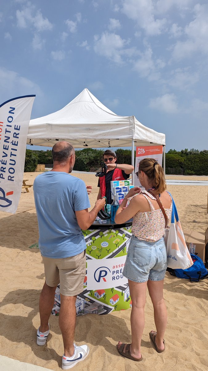 Preventionrout's tweet photo. [Tournée des plages 2023 🏖️] La tournée continue à @Ondres_plage (40) pour sensibiliser les vacanciers au risque alcool &amp; conduite.

Merci à nos bénévoles pour leur disponibilité. 

#aPR #preventionroutiere #prevention #tdp23 #vacance #ete https://t.co/CmrSO4ryJR