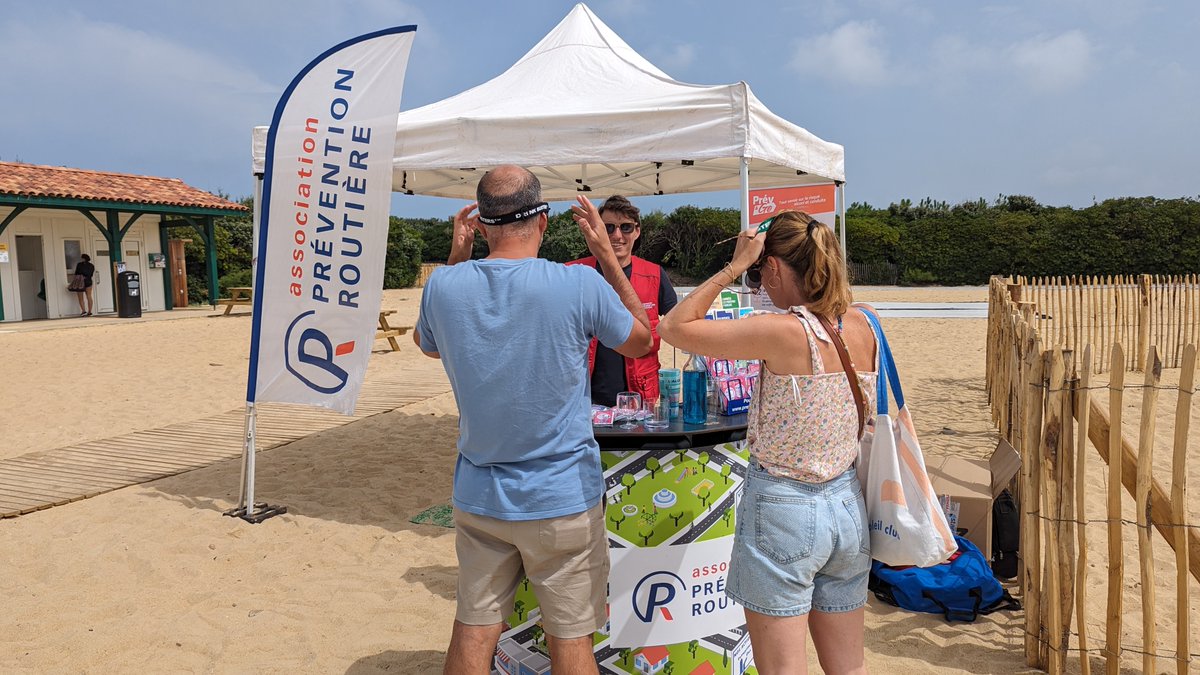 Preventionrout's tweet photo. [Tournée des plages 2023 🏖️] La tournée continue à @Ondres_plage (40) pour sensibiliser les vacanciers au risque alcool &amp; conduite.

Merci à nos bénévoles pour leur disponibilité. 

#aPR #preventionroutiere #prevention #tdp23 #vacance #ete https://t.co/CmrSO4ryJR