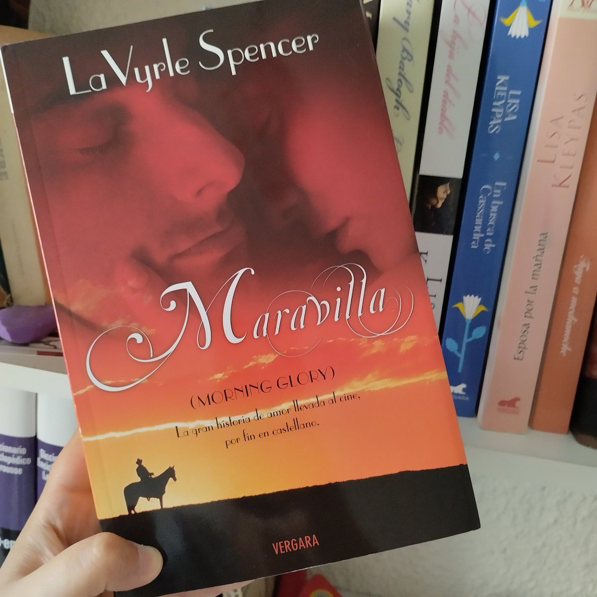 Acabo de comprarme esta novela en la librería de segunda mano. No he leído nada de la autora, pero la sinopsis pintaba bien. ¿Alguien la ha leído?