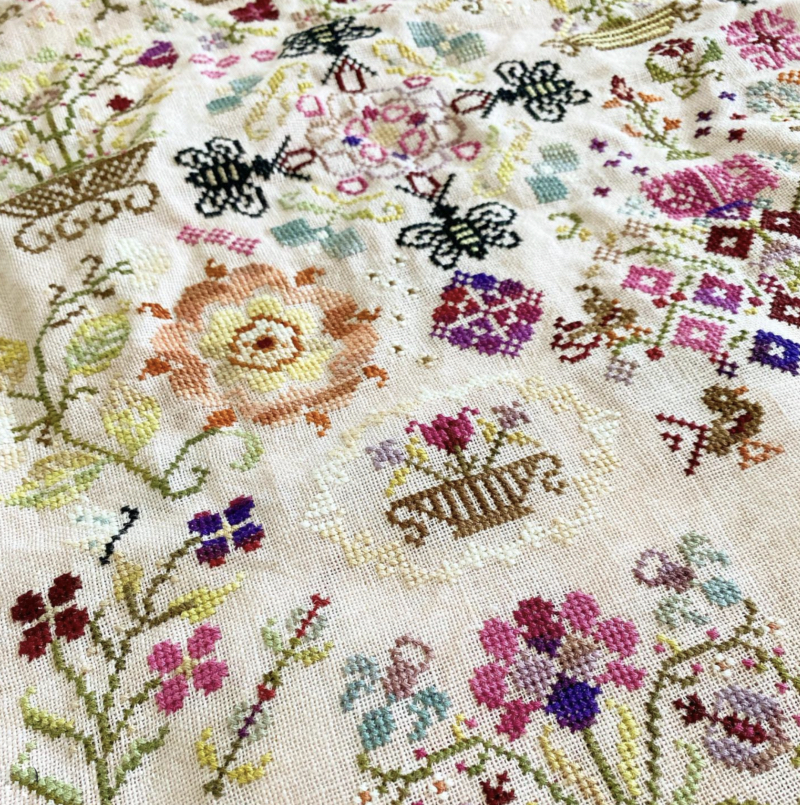 I’m nearing the end of Summer Quakers by #RosewoodManor - Kelly at Happy Cosy Stitches
instagram.com/happycosystitc…

#Valdani #SummerQuakers #sampler #crossstitch #crossstitchersofinstagram #summerquakers