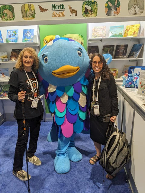 FlashlightPress's tweet image. Check out these photos from @debbiebherman (the author of &quot;Carla&apos;s Sandwich&quot;) from her time with her mom at #ala2023 this summer!

Find out more about &quot;Carla&apos;s Sandwich&quot;: flashlightpress.com/carlas-sandwic…

@IPGbooknews @ALALibrary #kidlit #kids #Reading #childrensbook #PictureBooks