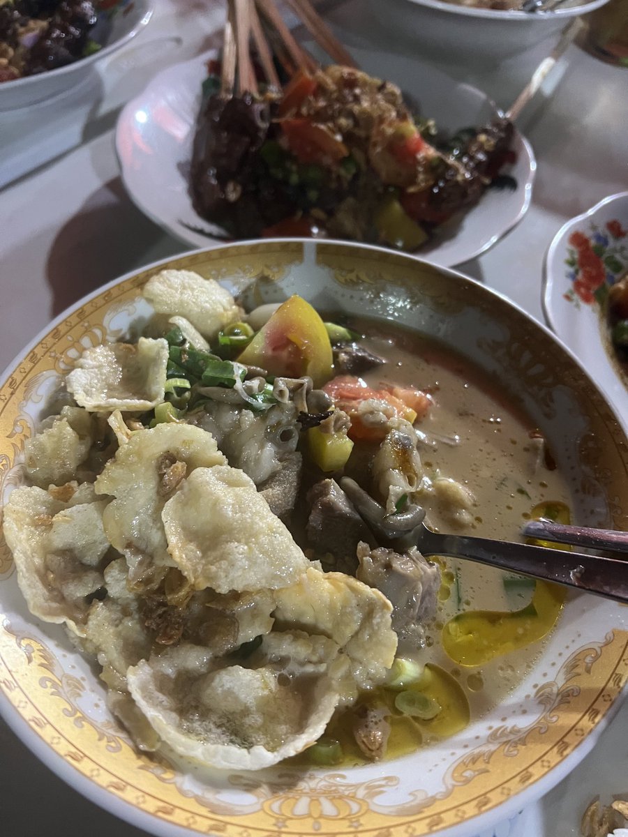 arievrahman's tweet photo. Akhirnya nyobain juga Sop Kaki Kambing &amp; Sate Kambing Bang Anen di Fatmawati Jaksel.

Sop kambingnya melimpah, creamy, harum dengan wangi minyak samin yang menyebar ke langit-langit mulut.

Sate kambing potongan besar, dengan irisan tomat dan cabai hijau. Lunak dan gak prengus. https://t.co/XcfBhvQzrw