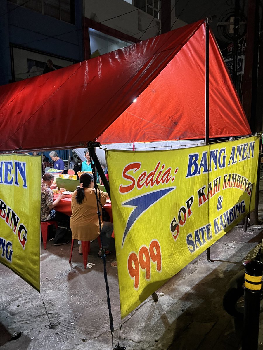 arievrahman's tweet photo. Akhirnya nyobain juga Sop Kaki Kambing &amp; Sate Kambing Bang Anen di Fatmawati Jaksel.

Sop kambingnya melimpah, creamy, harum dengan wangi minyak samin yang menyebar ke langit-langit mulut.

Sate kambing potongan besar, dengan irisan tomat dan cabai hijau. Lunak dan gak prengus. https://t.co/XcfBhvQzrw
