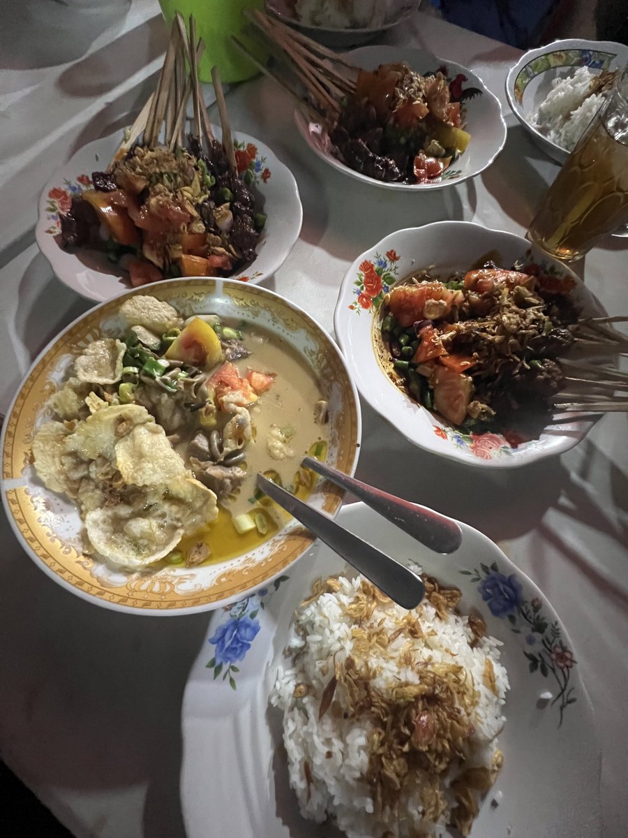 arievrahman's tweet photo. Akhirnya nyobain juga Sop Kaki Kambing &amp; Sate Kambing Bang Anen di Fatmawati Jaksel.

Sop kambingnya melimpah, creamy, harum dengan wangi minyak samin yang menyebar ke langit-langit mulut.

Sate kambing potongan besar, dengan irisan tomat dan cabai hijau. Lunak dan gak prengus. https://t.co/XcfBhvQzrw