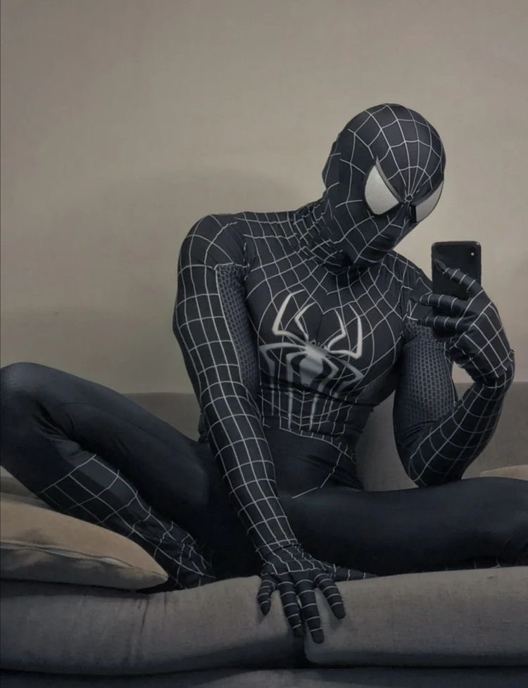 where the bitches with that superhero/mask kink at?