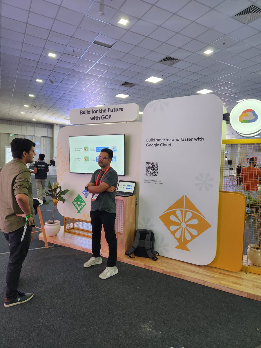 JaldeepAsodariy's tweet photo. Meet @_manoranjanp at #GoogleCloud booth
#ConnectWithGoogle #Ahmedabad
#GDG #GoogleDevs @GoogleDevsIN https://t.co/81bp02mR2Q