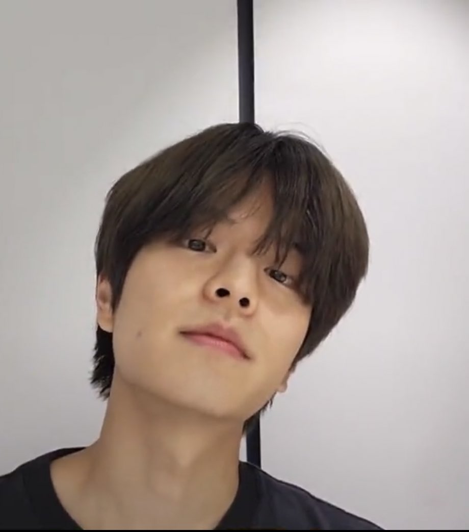 stayvividxz's tweet image. Seungmin                      Seungmin 
First vlive                        First Ig live