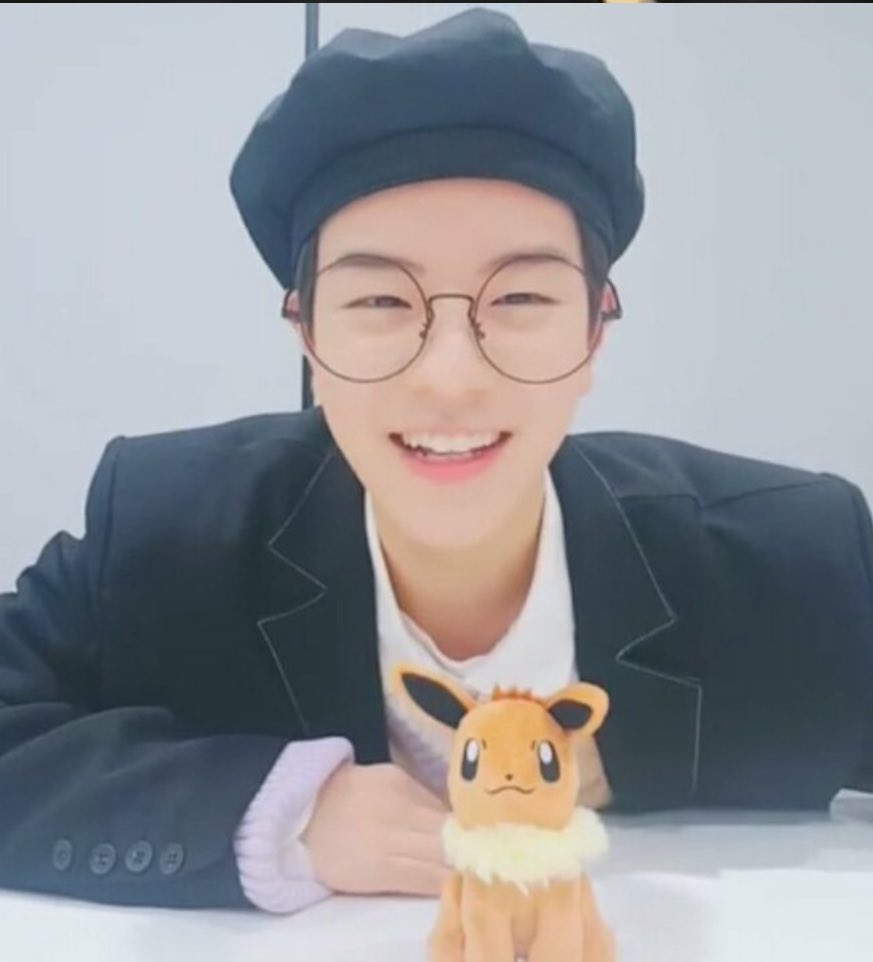 stayvividxz's tweet image. Seungmin                      Seungmin 
First vlive                        First Ig live