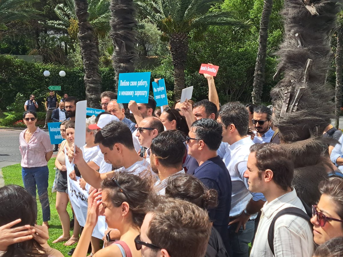 Sendika ve toplu sözleşme hakları için mücadele veren TGS (<a href="/TGS_org_tr/">Gazeteciler Sendikası</a>) üyesi Sputnik Türkiye ofisi çalışanı basın emekçilerine destek verdik.
Sendika haktır engellenemez, işçi kıyımına son verilsin!
#SputnikeSendika
#SputnikGrevde