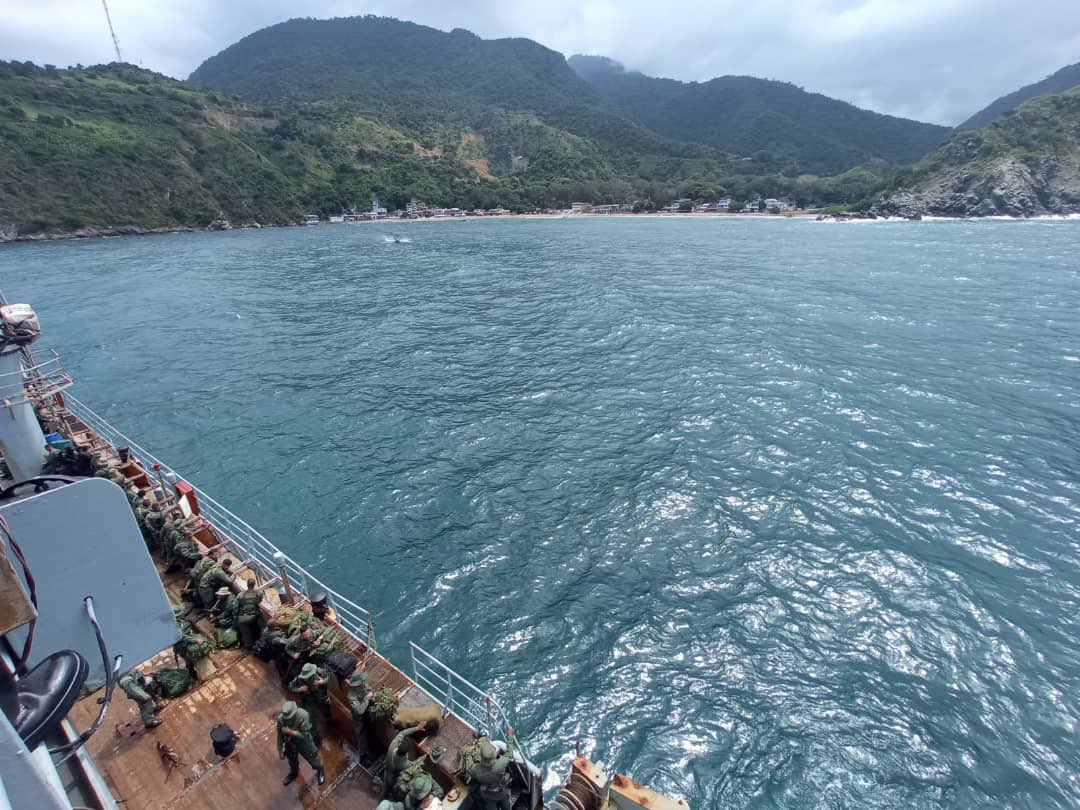 dhernandezlarez's tweet photo. #FANB mantiene despliegue estratégico a lo largo del eje costero oriental del estado Sucre, en operaciones contra el narcotráfico, trata de personas y contrabando. Venezuela es territorio de Paz ! 

#IntegrarEsVencer https://t.co/XE7YfrndiV