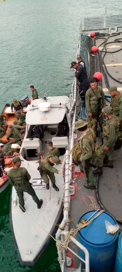dhernandezlarez's tweet photo. #FANB mantiene despliegue estratégico a lo largo del eje costero oriental del estado Sucre, en operaciones contra el narcotráfico, trata de personas y contrabando. Venezuela es territorio de Paz ! 

#IntegrarEsVencer https://t.co/XE7YfrndiV