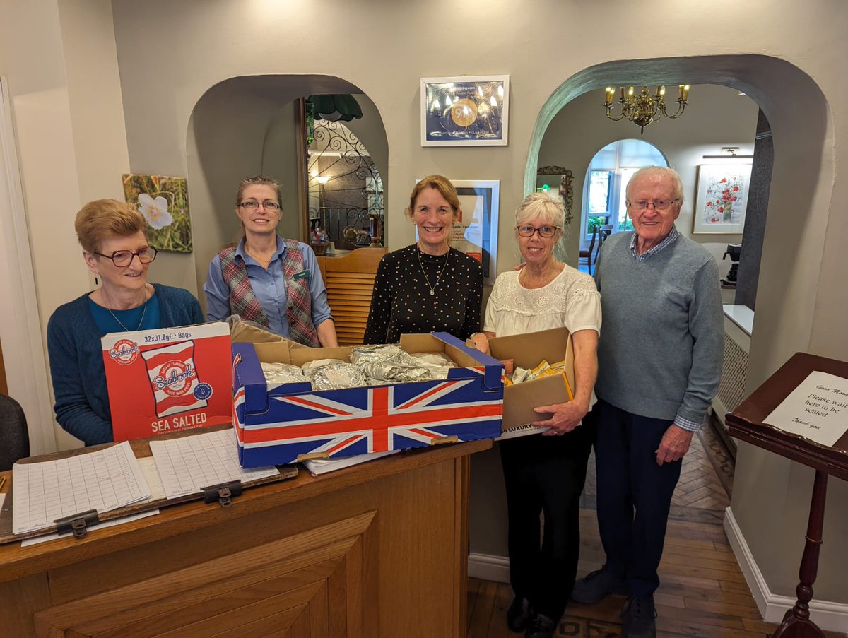 lakesfoundation's tweet image. What a day, #GoTonyGo! 

Crowds gathered to support the #SummitsUpForTony challenge and what an inspiring day it&apos;s been! 

The blue sky welcomed Tony and the team as they embarked on their mission! 

@ChrisBonington @paula_hudgell