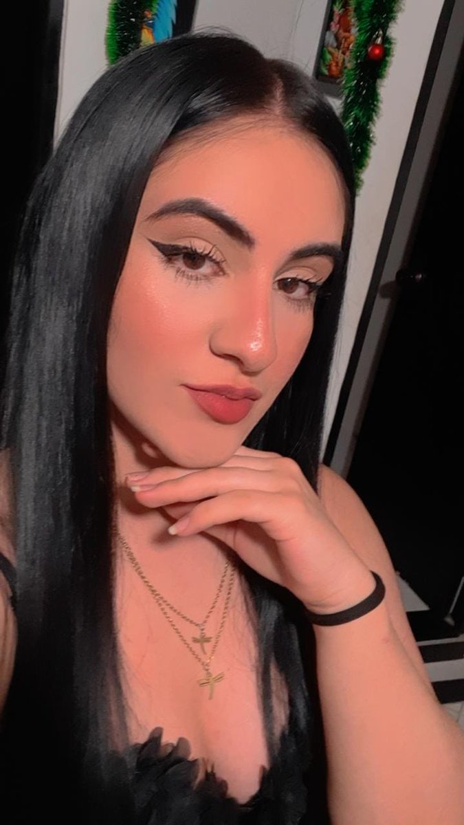 bella_model_cb's tweet photo. In the spotlight, shining bright and embracing my uniqueness. ✨

#webcammodel #modelingwork #fashion #sexy #virtualentertainment #modeltest https://t.co/UsmGeEvOIl