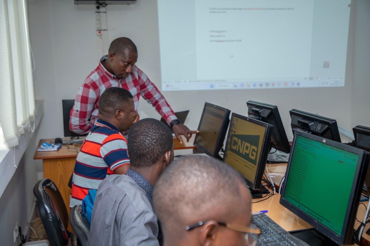 ansuten's tweet photo. Après avoir introduit les formations en CISCO-CCNA pour les lauréats en Administration réseau et Front End pour le Développement web, les cadres de L’ANSUTEN ont lancé le programme de formation en ORACLE des 11 lauréats pour la base de données au CNPG le 7 août 2023.

#RCUN https://t.co/wWOLIgCRDs