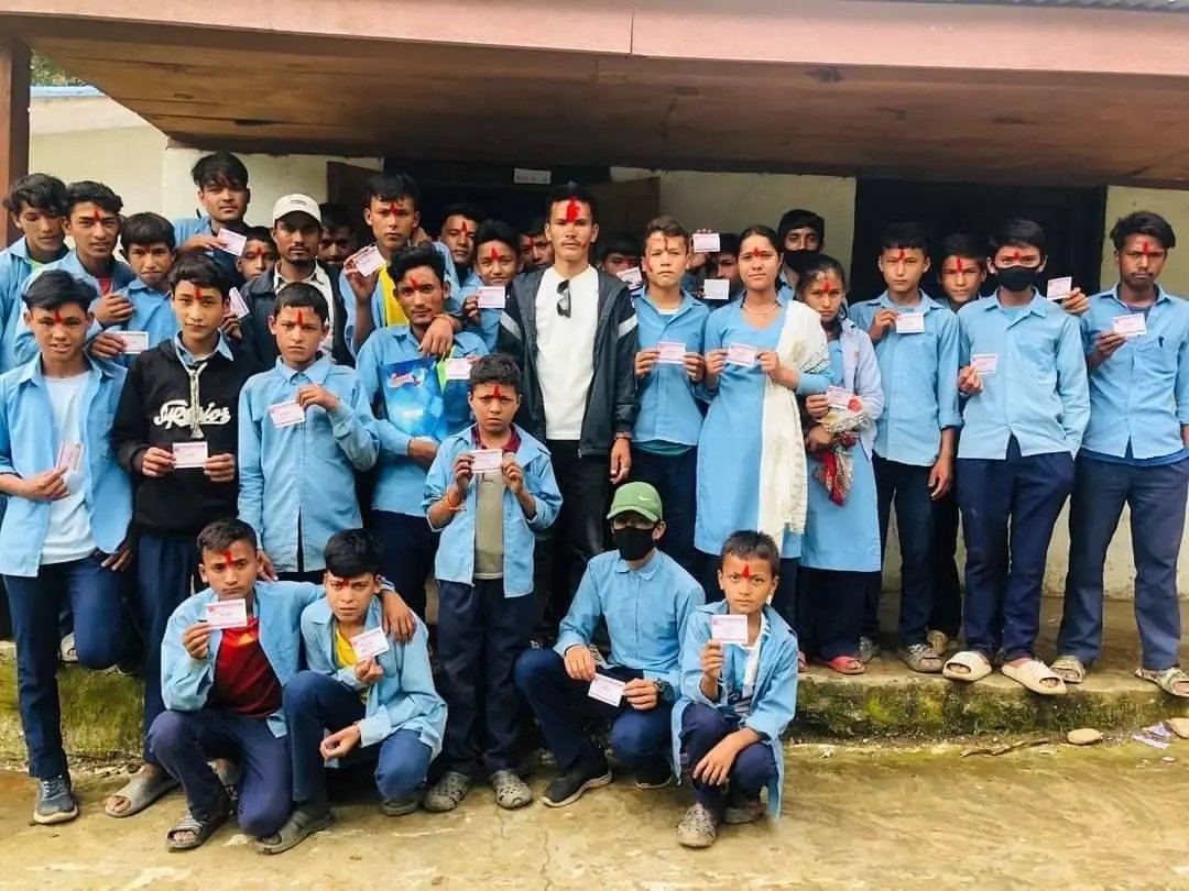 यस्ता कलिला बालबालिकालाई अनेरास्ववियुले सदस्यता भिराउनु कहाँसम्म जायज होला? बालअधिकार हनन हुँदा के हेरेर बस्छ सम्बन्धित निकाय? आफ्ना छोराछोरीलाई विदेशमा सेटल गराएर जनताको छोराछोरीको भविष्य बर्बाद गर्न लाज लाग्दैन? 
यो हुम्लाको तस्वीर हो!
