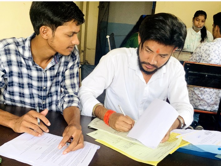 YogiJi31's tweet image. #सेवा_ही_संकल्प❤️
#help_desk
#ABVPForStudents 
राजकीय महाविद्यालय सितारगंज में प्रवेश संबंधित किसी भी प्रकार की समस्या हेतु सम्पर्क करे.... 
प्रवेश के 15वें दिन अपने साथियों के साथ सेवा जारी....
#ABVP_SITARGANJ