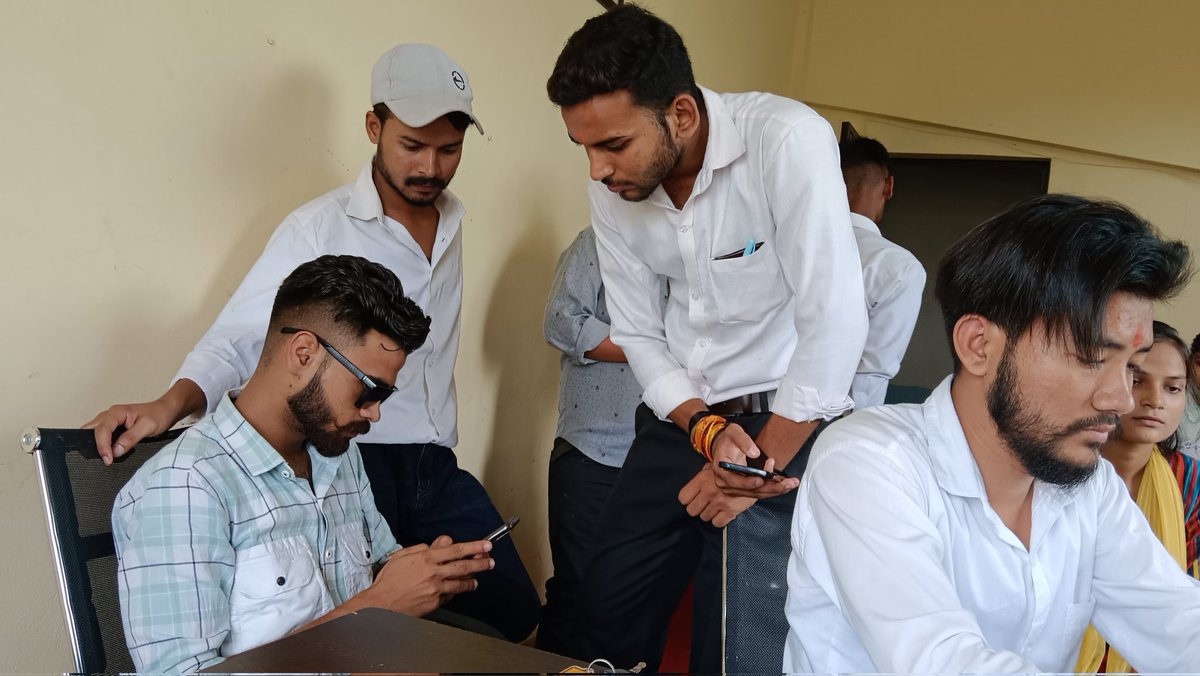 YogiJi31's tweet image. #सेवा_ही_संकल्प❤️
#help_desk
#ABVPForStudents 
राजकीय महाविद्यालय सितारगंज में प्रवेश संबंधित किसी भी प्रकार की समस्या हेतु सम्पर्क करे.... 
प्रवेश के 15वें दिन अपने साथियों के साथ सेवा जारी....
#ABVP_SITARGANJ