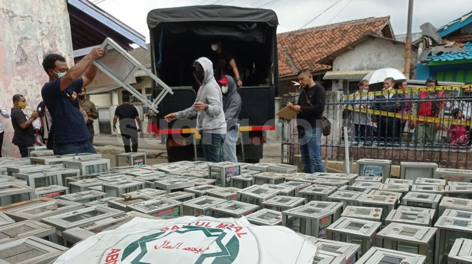 Utas
Membedah “Kotak Amal” dan pendanaan terorisme di Indonesia.

Kita berangkat dari logika dasar soal “Bensin” para klp Teroris, yakni Teroris membutuhkan uang untuk membiayai aksinya, membeli senjata dan bahan peledak, berkreasi
memalsukan dokumen, melatih militan, melakukan