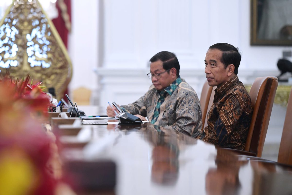 setkabgoid's tweet photo. Presiden @jokowi menerima Pimpinan Pusat Ikatan Pelajar Muhammadiyah (PP IPM), Selasa (08/08/2023), di Istana Merdeka, Jakarta.

Seskab @pramonoanung turut mendampingi Presiden pada pertemuan tersebut.

#PotretKabinet
Foto: BPMI Setpres https://t.co/OPgzRai7se