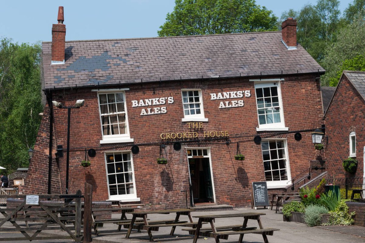 😡Appalling scenes from Staffordshire as the #CrookedHouse pub in Himley, near Dudley is reduced to rubble 🔥📢 @SAVEBrit fully supports calls for the landmark boozer to be rebuilt brick by brick 🧱♻️👇#Pubs #HeritageCrime