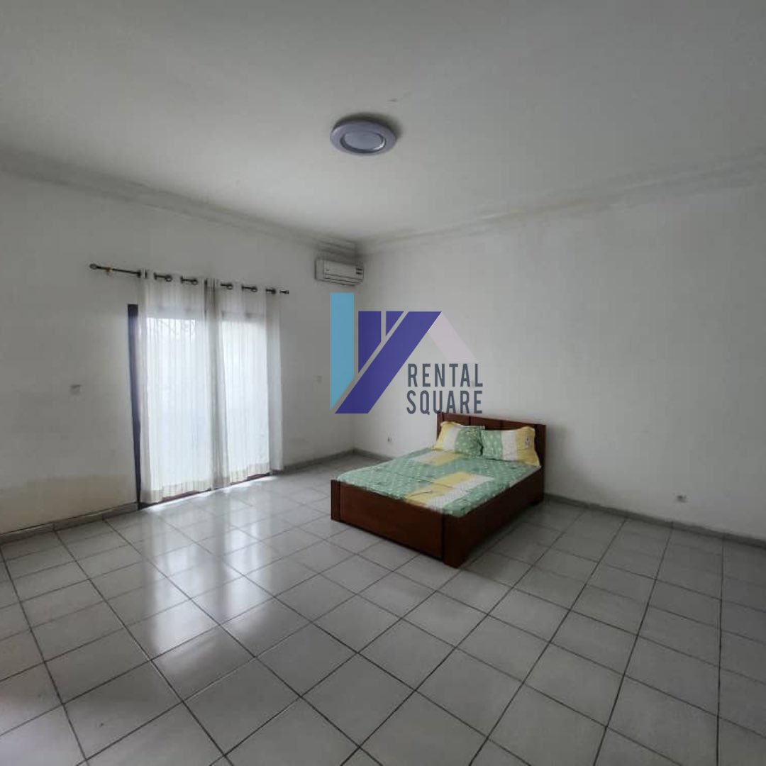 🔹🔹🔹 VILLA DE 03CHAMBRES A LOUER
 
📍à BONAPRISO 

NB: Grandes pièces 

➡️ Piscine 
➡️ Groupe électrogène 
➡️ Forage

💰💰 Prix : 1,6 Million / mois
💰💰 Prix avec meubles : 2 Millions Fcfa / mois 

📞Tel : 676740783 (appels et whatsap)
 #villaalouerbonapriso #rentalsquare