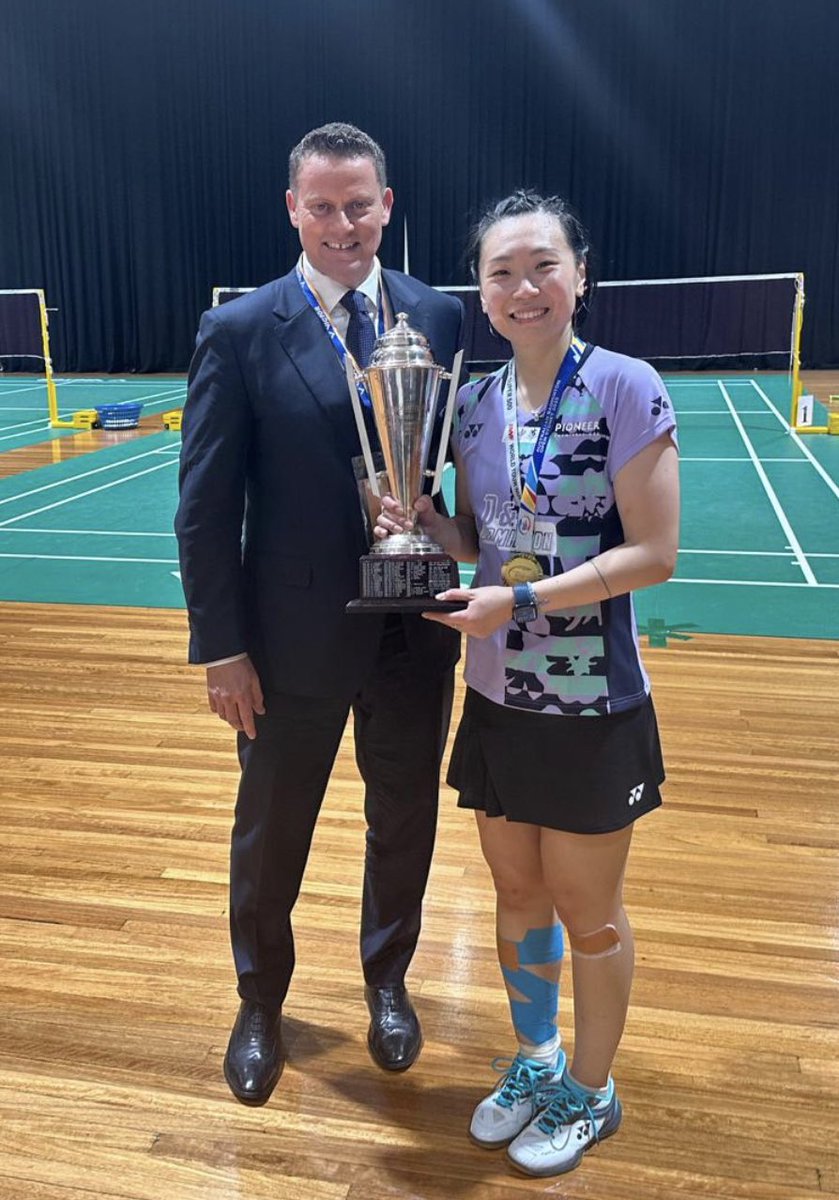 Great to present Beiwen Zhang (USA) with the winner trophy at the Australian Open BWF 500 event in Sydney. Two years to the day since she snapped her achillea at the Tokyo 2021 OG @bwfmedia @BadmintonAus