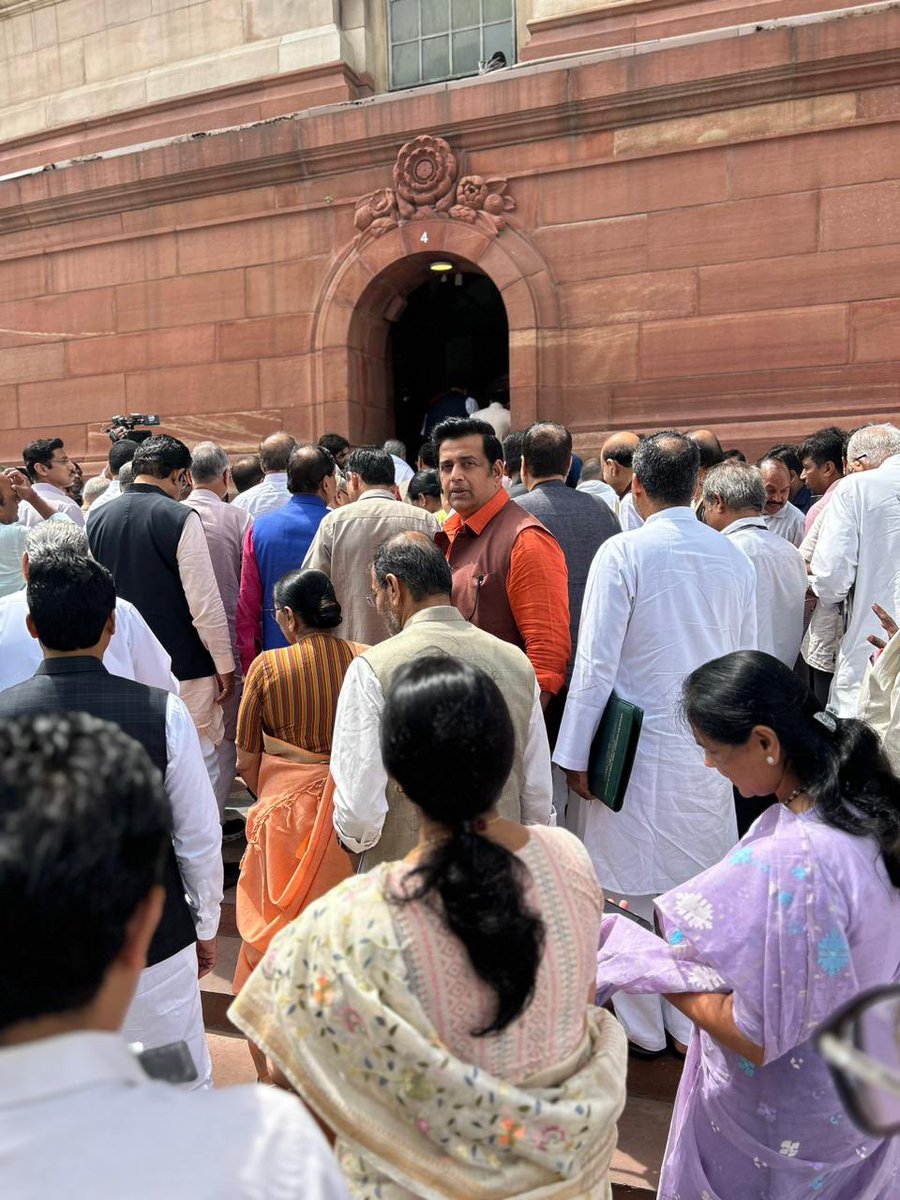 ravikishann's tweet photo. #PARLIAMENT #सदन https://t.co/DOobhUadyM