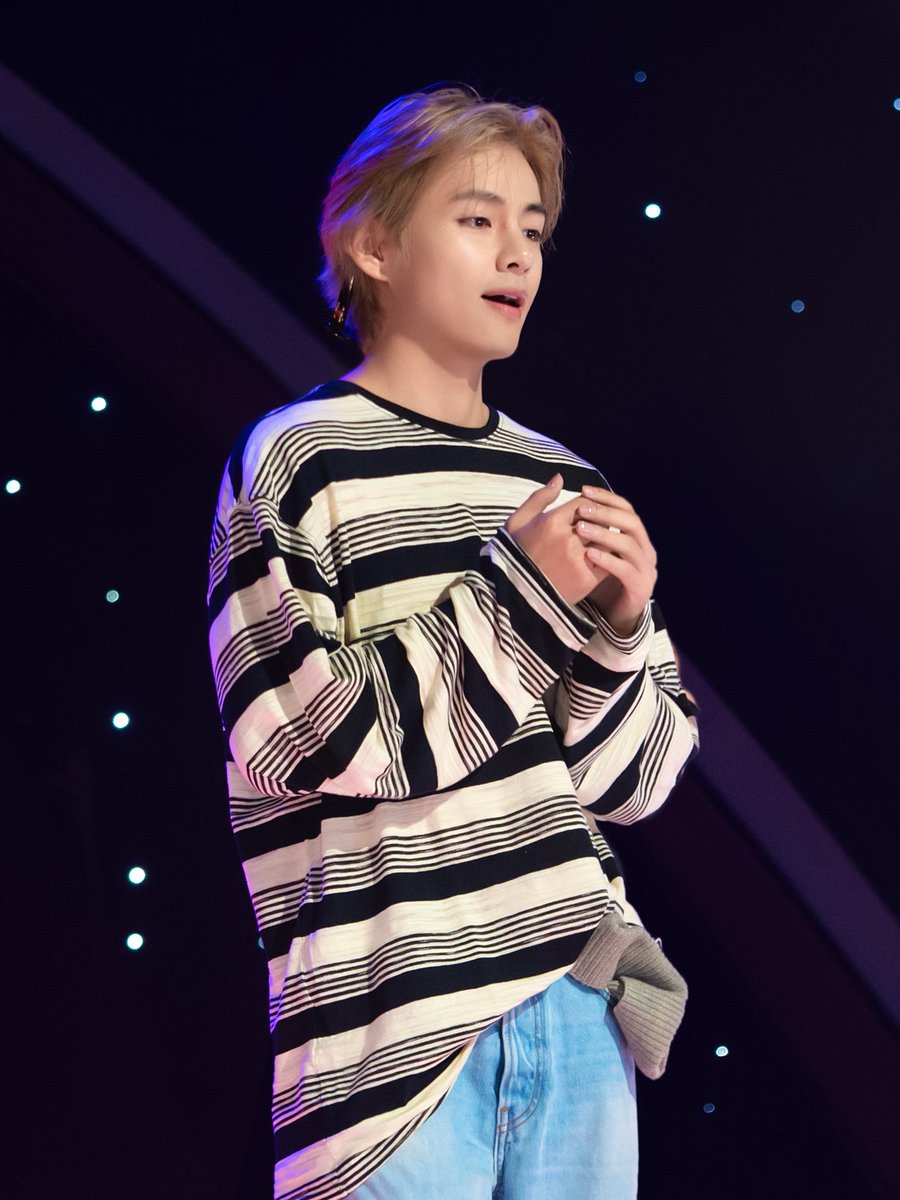 BTSV_TH's tweet photo. แทฮยองไปซัพพอร์ตจองกุกในรายการเพลง SBS Inkigayo ค่ะ 

#BTSV #KIMTAEHYUNG https://t.co/ZLktgxsR4t