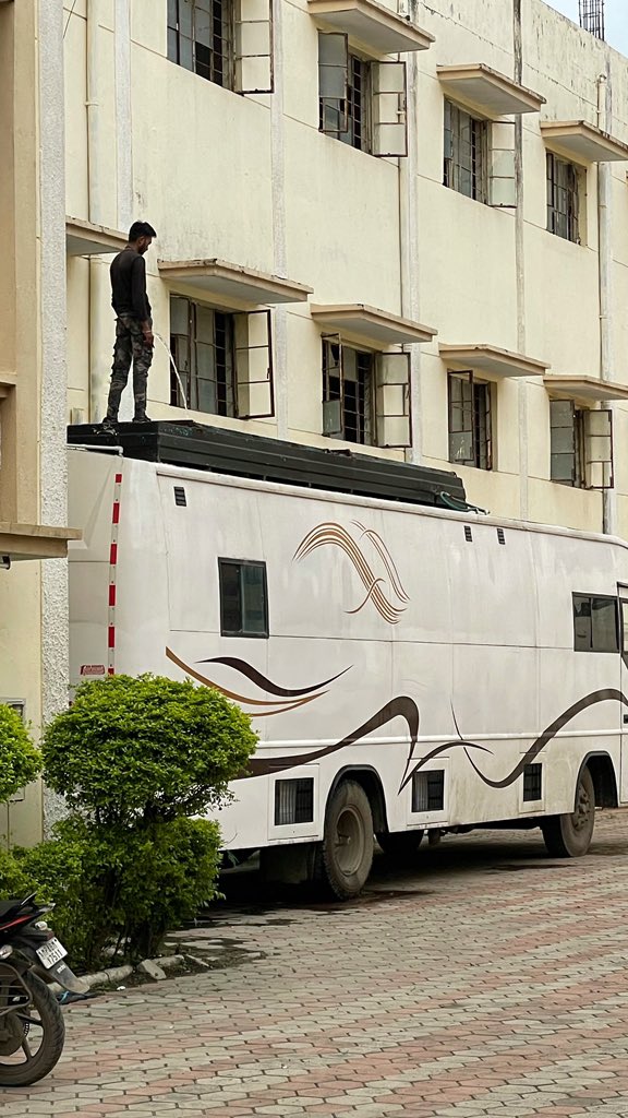 TMaachines's tweet photo. What's happening guys #movie #shooting #vanityvan https://t.co/DX49GWdmTW