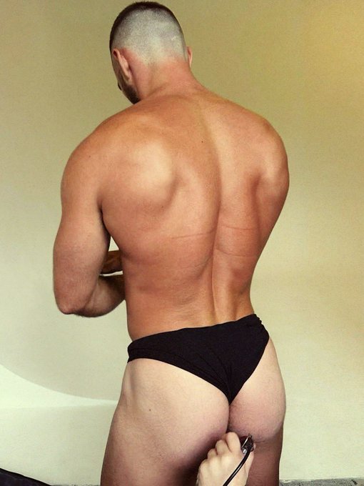 In my bodybuilding era 🏆 stoked to show y&rsquo;all this shoot https://t.co/OfMHQoZ2FH