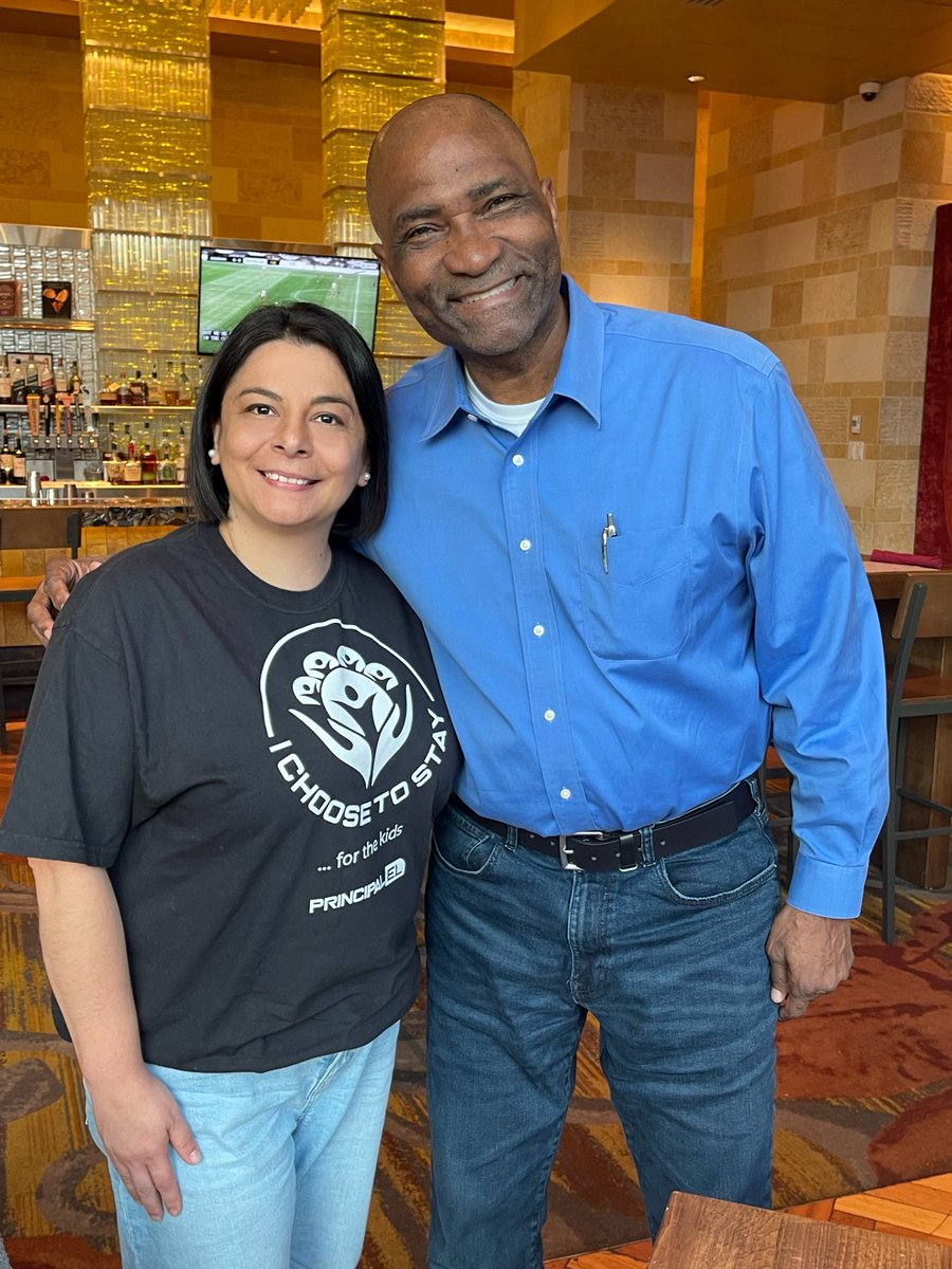 MandyPerez3's tweet image. His #IChooseToStay movement inspired me 3 yrs ago to believe in myself/not give up on what I love doing the most. I finally met THE @Principal_EL! A true servant/leader. Extremely blessed by this experience and so thankful that I choose to stay! 💙 @KyDeptofEd 

#IChooseToStay💙