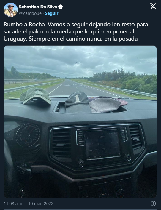 maqui13's tweet photo. 2 tuits🧵

En el primer tuit el senador Da Silva a 140 km por hora. 

En el segundo: Da Silva a 170 km por hora haciendo videos.🤳

👇 https://t.co/FzhTYxIHce