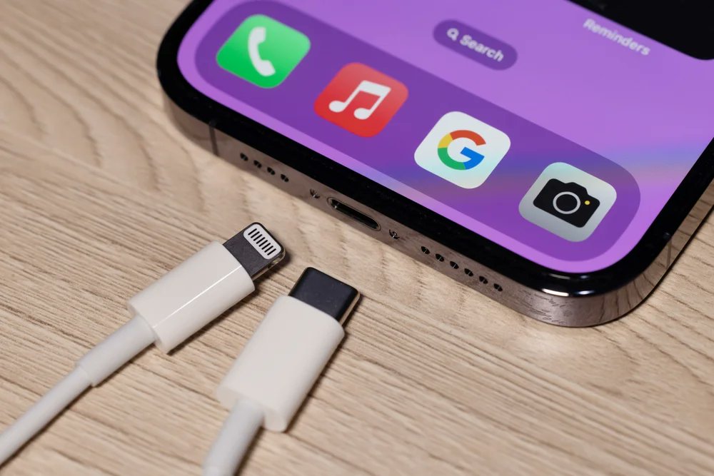BenzingaTech's tweet image. Leaked images hint at Apple's switch to USB Type-C for iPhone 15, aligning with EU regulations.

📖Read about it: benzinga.com/news/23/08/336…

#iPhone15 #USBTypeC $AAPL | by @jainrounak