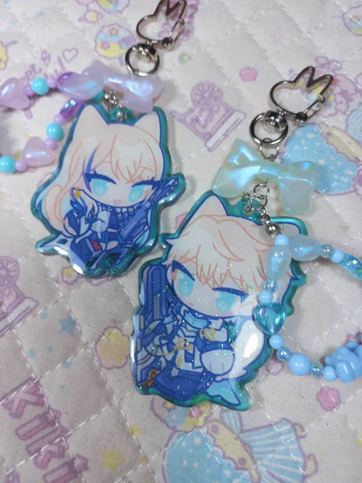 the keychain samples are finally here!!!! sorry for the bad lighting i live in a dungeon....ill take better pics later