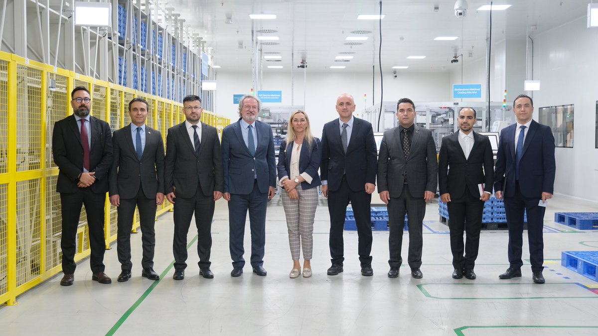 Türk Standartları Enstitüsü Genel Sekreteri Sayın Aykut Kırbaş ve TSE teknik ekibi ASPİLSAN Enerji’nin Mimarsinan Organize Sanayi Bölgesi’ndeki lityum iyon pil üretim tesisini ziyaret etti.
Ürünlerimize ve süreçlerimize dair yapılan bilgilendirme toplantısı ardından tesis üretim