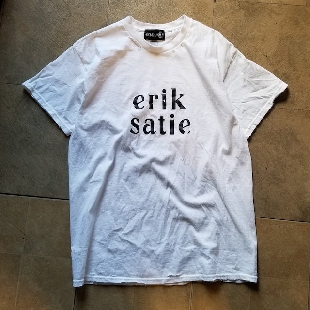 写真再掲でダメージの雰囲気が伝わりやすいかと！
debaser "erik satie" Damaged T/S (M / L / XL)
boyfandm.theshop.jp/items/77251611