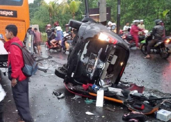 afrkml's tweet photo. Kesalahan dlm pemberian pertolongan pertama bisa mengancam nyawa banget loh buat korban, termasuk kamu sendiri.
Masalahnya sedikit yg ngerti😔
Padahal sdh bnyk korban akibat hal2 semacam ini.
Kira2 apa saja yg kalian tau? Coba reply, kita bahas bareng!