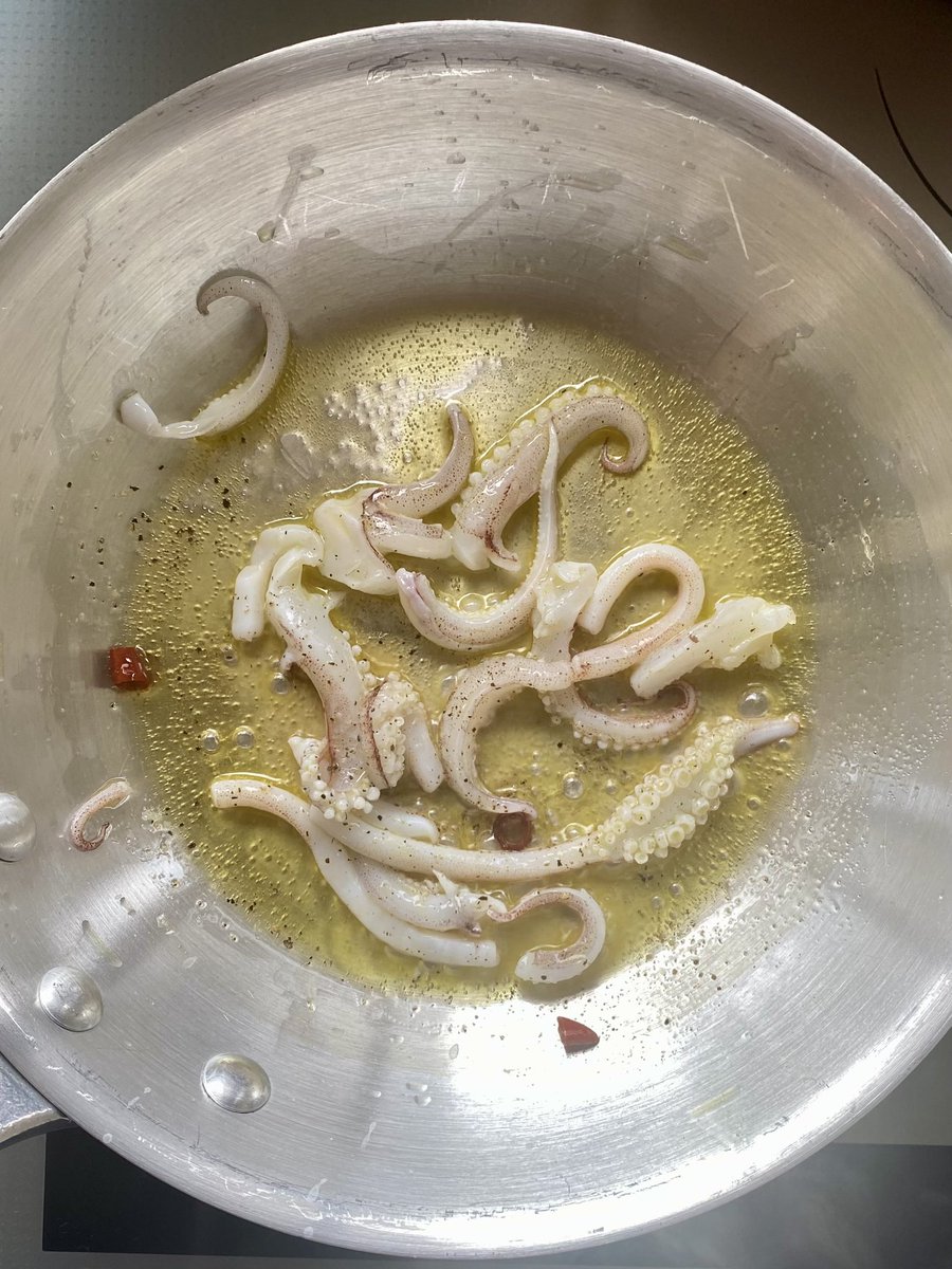 CocoloMusic's tweet photo. 叔父が釣ったイカをもらったからペペロンチーノに入れたら美味しすぎて泣きながら食べた☺︎ https://t.co/etmZuzkxeU