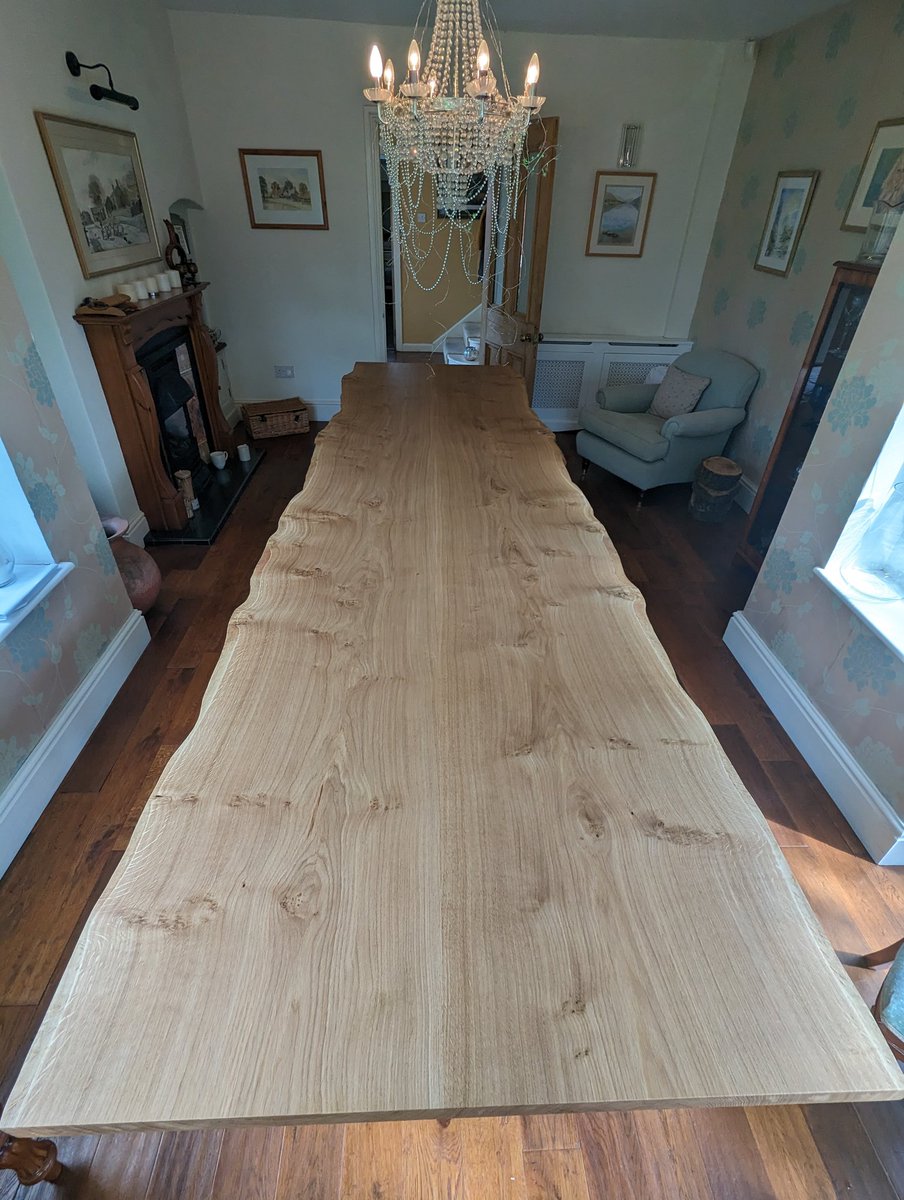Bfly_Furniture's tweet image. Recently finished - stunning, solid, pippy oak live-edge dining table, finished with a natural clear lacquer. Proudly displayed on top of a beautiful modern base painted in dove grey. #pippyoak #liveedgetable #diningtable #naturaledge #truelybespoke #handmade #york #harrogate