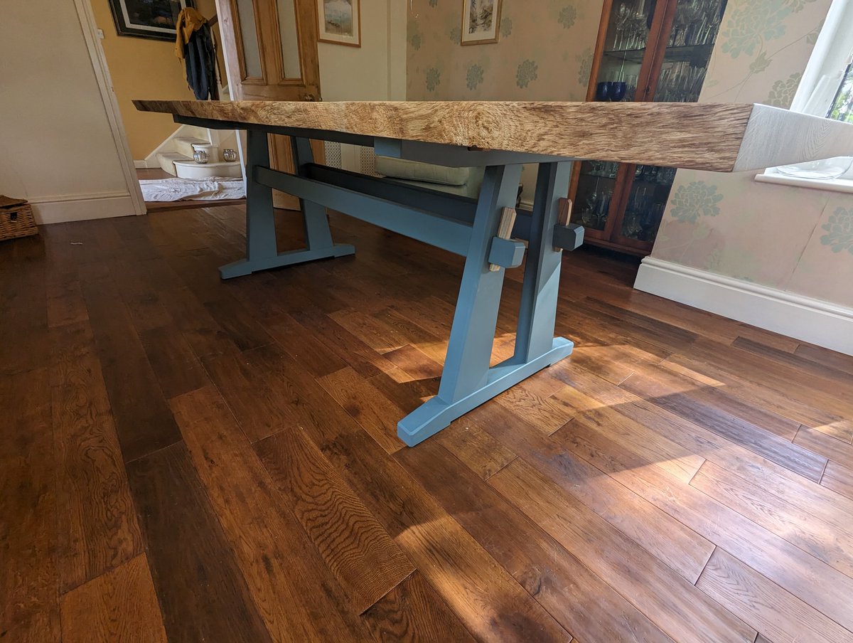 Bfly_Furniture's tweet image. Recently finished - stunning, solid, pippy oak live-edge dining table, finished with a natural clear lacquer. Proudly displayed on top of a beautiful modern base painted in dove grey. #pippyoak #liveedgetable #diningtable #naturaledge #truelybespoke #handmade #york #harrogate