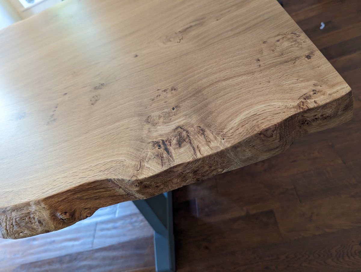 Bfly_Furniture's tweet image. Recently finished - stunning, solid, pippy oak live-edge dining table, finished with a natural clear lacquer. Proudly displayed on top of a beautiful modern base painted in dove grey. #pippyoak #liveedgetable #diningtable #naturaledge #truelybespoke #handmade #york #harrogate